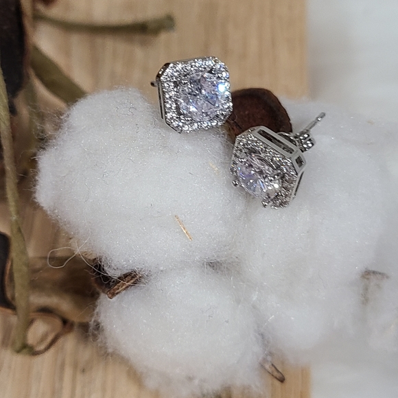 ⭐️⭐️NEW⭐️⭐️EXQUISITE!! OCTAGON CLEAR CZ Stud Earrings in 14kt White Gold Plating - Picture 12 of 13